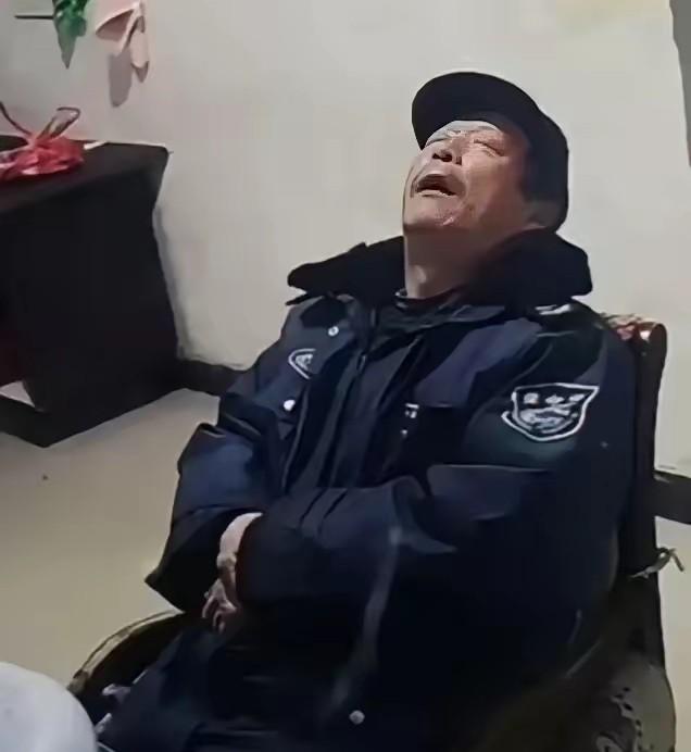 60岁老人值夜班18小时，

打了个16分钟盹，

公司说开除就开除，

法院最