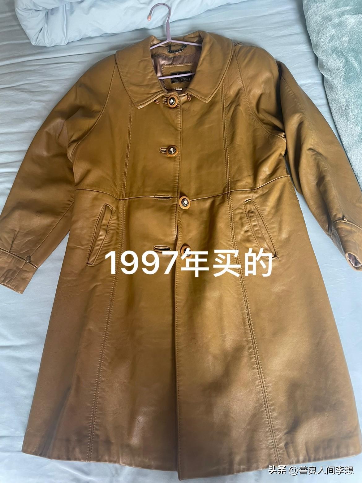 我这次回来好好的把衣柜整理了一下，但是还是有一件衣服没舍得扔掉，那就是1997年