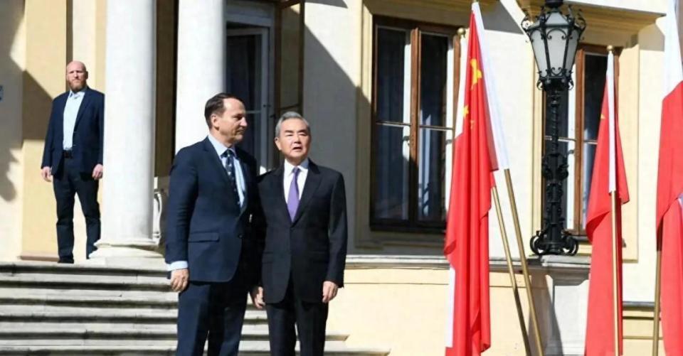 “中欧班列”被波兰卡住，提醒中国要用强大军力，为命脉保驾护航。9月11日，波兰关