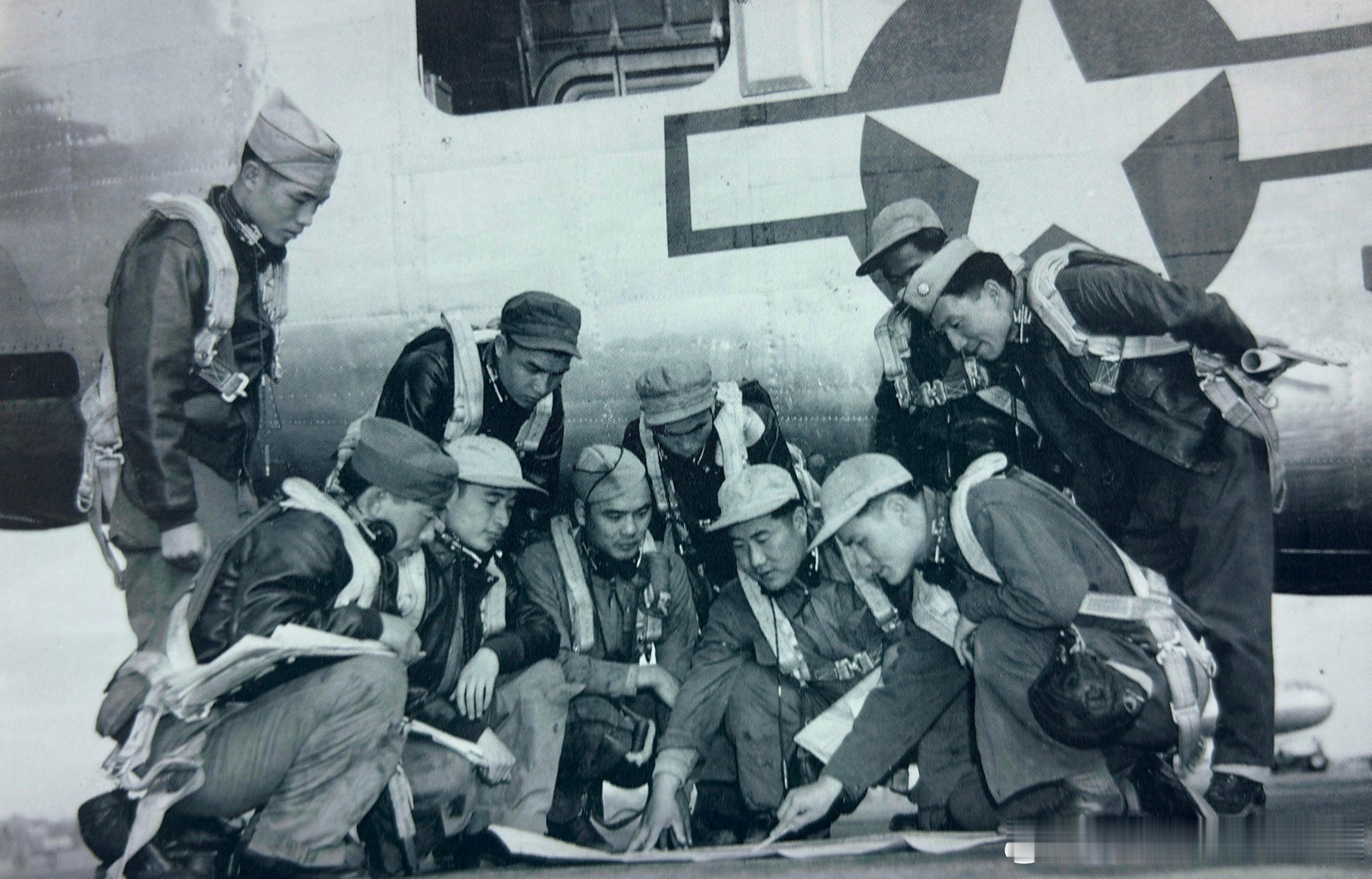 1944年在美国接受培训的中国空军轰炸机机组人员正在研究飞行任务军事历史全触达 