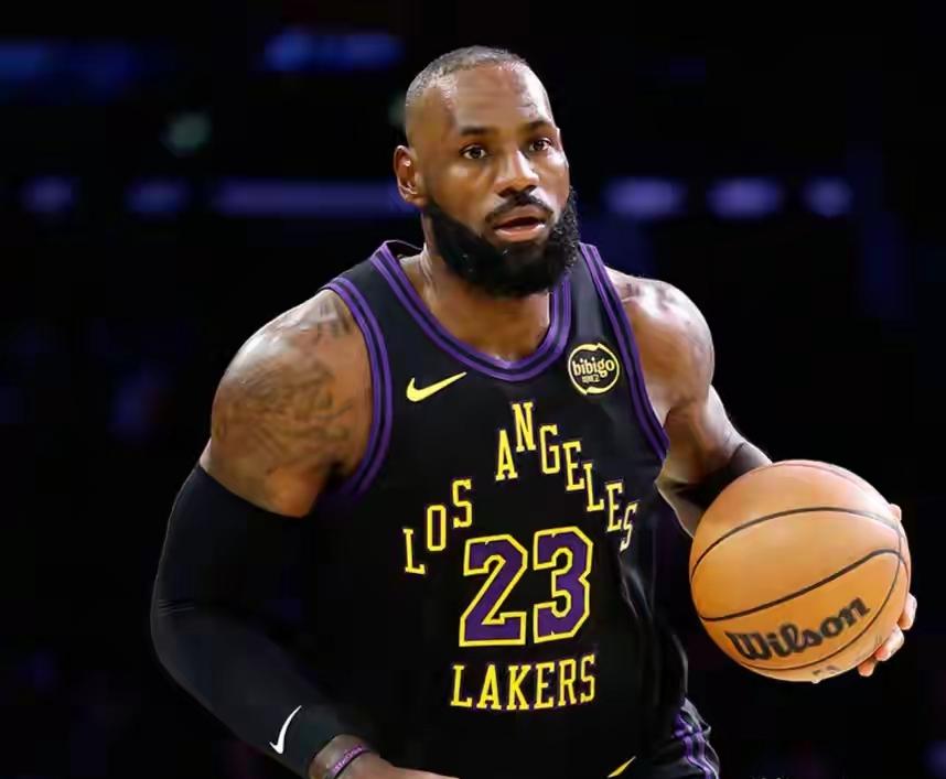 詹姆斯让NBA球迷空悲伤一场！泪眼巴巴说好的要退役，结果新赛季首场又复出了，还拿