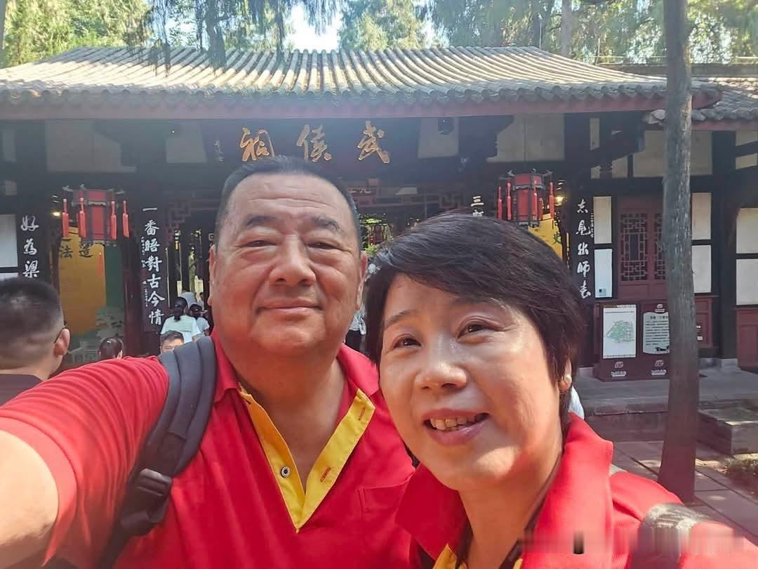 台名嘴张竞带老婆游四川逛成都
台湾省军人出身的名嘴张竞这几天带着老婆和几个朋友组