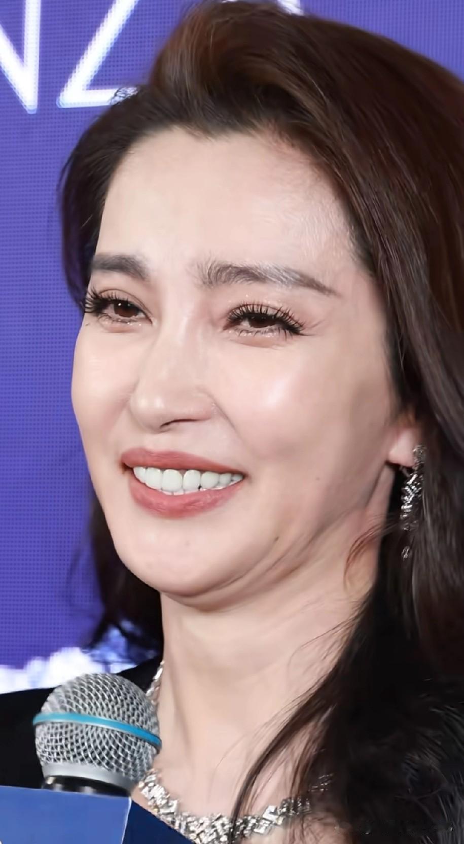 李冰冰一直以精致气质著称，
近期露面也引发了不少讨论。
有网友觉得女神状态依旧能