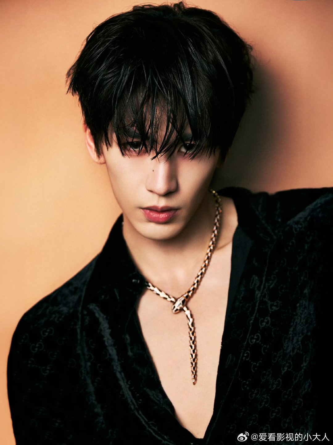 张凌赫黑色丝绒深v张凌赫魅惑力 张凌赫黑色丝绒深v，帅到心巴上 