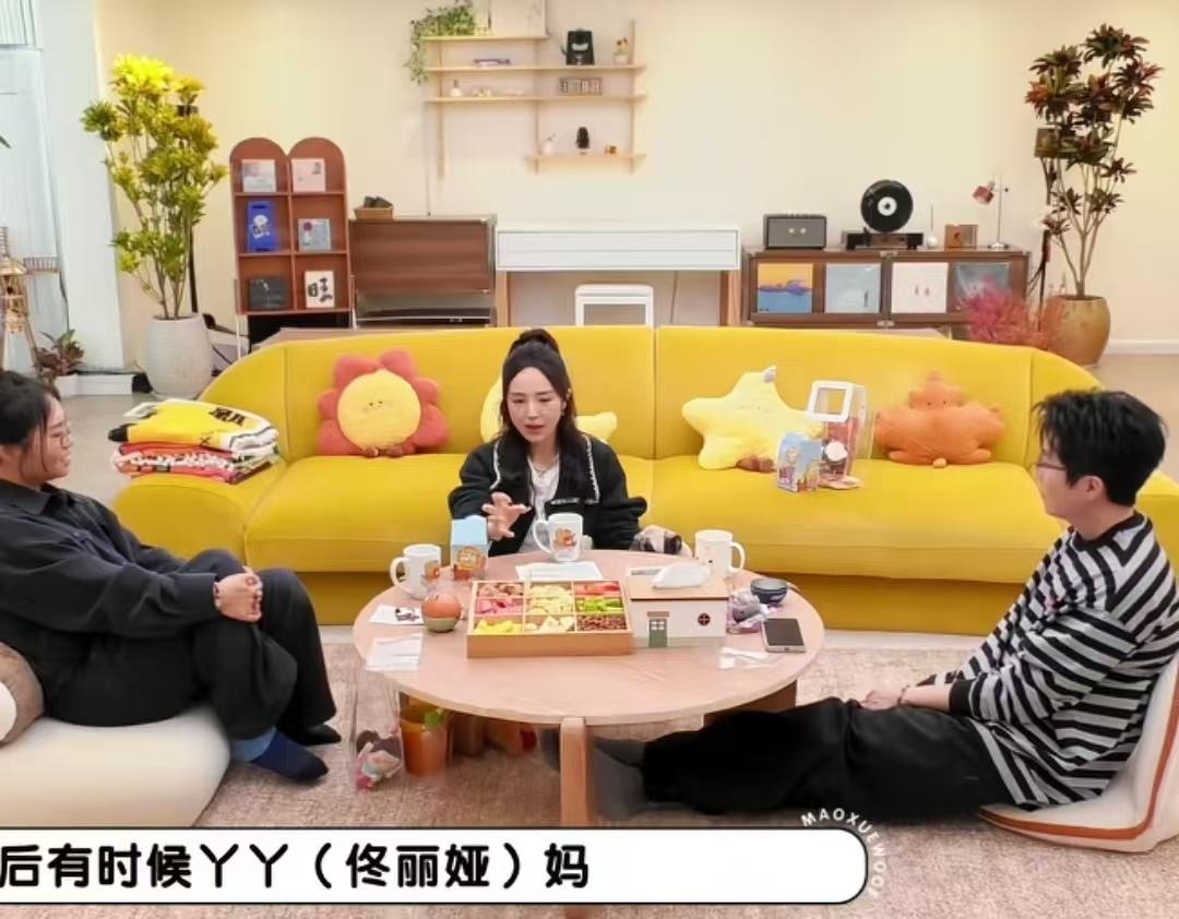 董璇的女儿小酒窝从小就是大大方方的喜欢表演，还指挥姥姥展示才艺！
董璇：“有时候