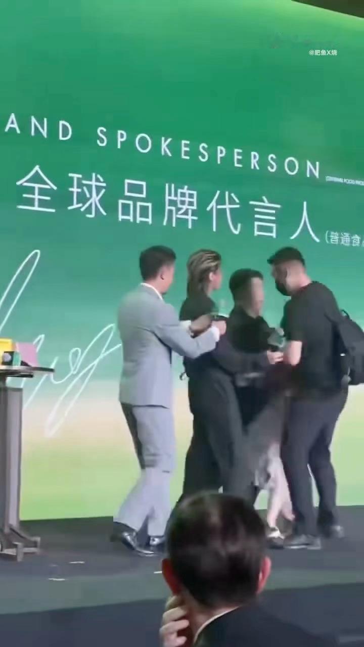 蔡徐坤蔡徐坤安慰主持人 蔡徐坤人真的蛮好的🥹自己被吓到还去安慰主持人，情绪超级