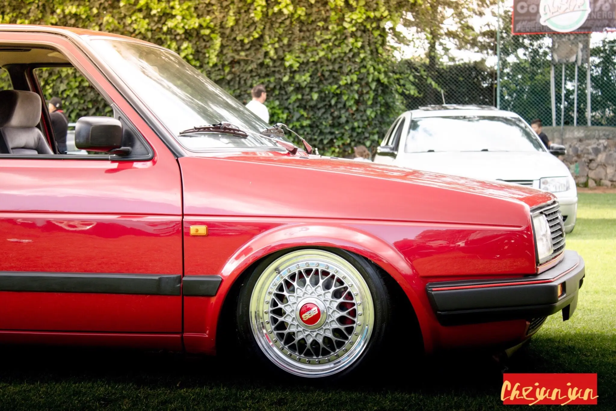 红色coupe.
