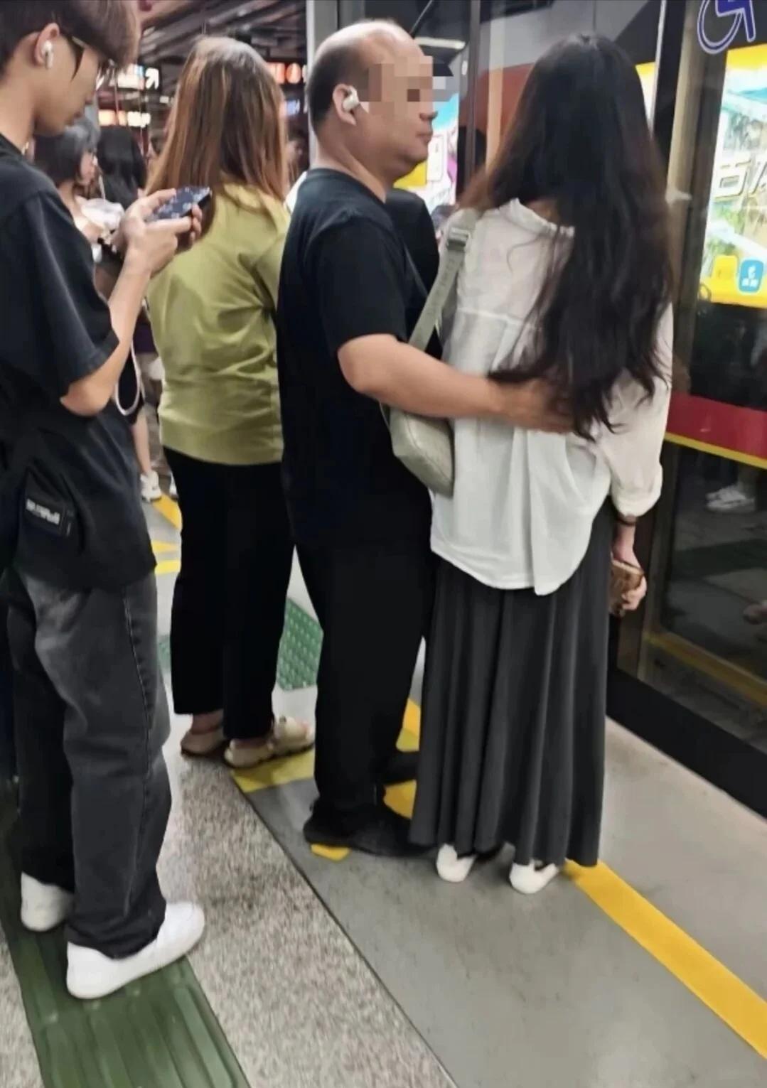 别再抱怨找不到对象了，细节才是答案📍
地铁里拍到的这一幕，瞬间点醒了我。大哥外