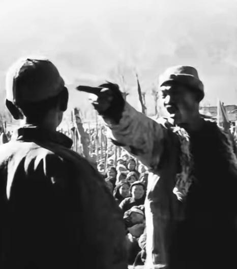 真正的斗地主。1951年，青海省某县农民怒斥地主。照片里，那个穿着羊皮袄的汉子，