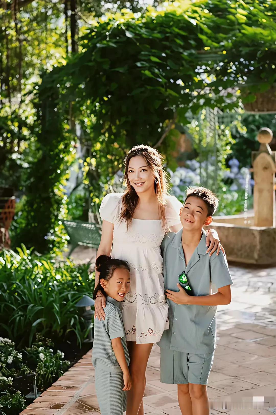 应采儿两个儿子
一个也没有继承到妈妈的颜值
都和爸爸长的一模一样[黑线]
