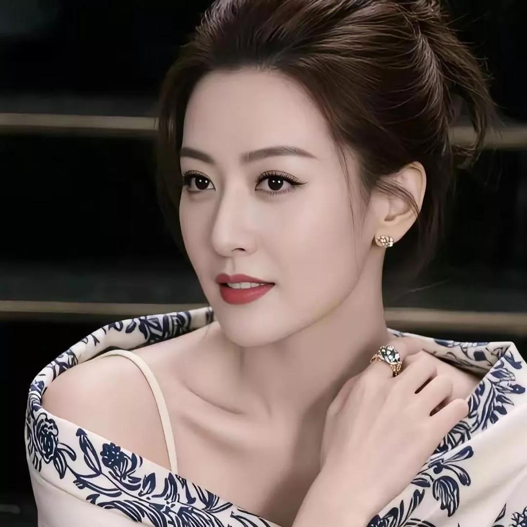 优雅的女人味，温柔如水，美不胜收。中年女性精致感 女性气质 温柔高贵的女性 高贵