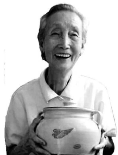 1942年，五位美军飞行员在返航途中突然坠机，正巧被中国农妇赵小宝救下，没想到5