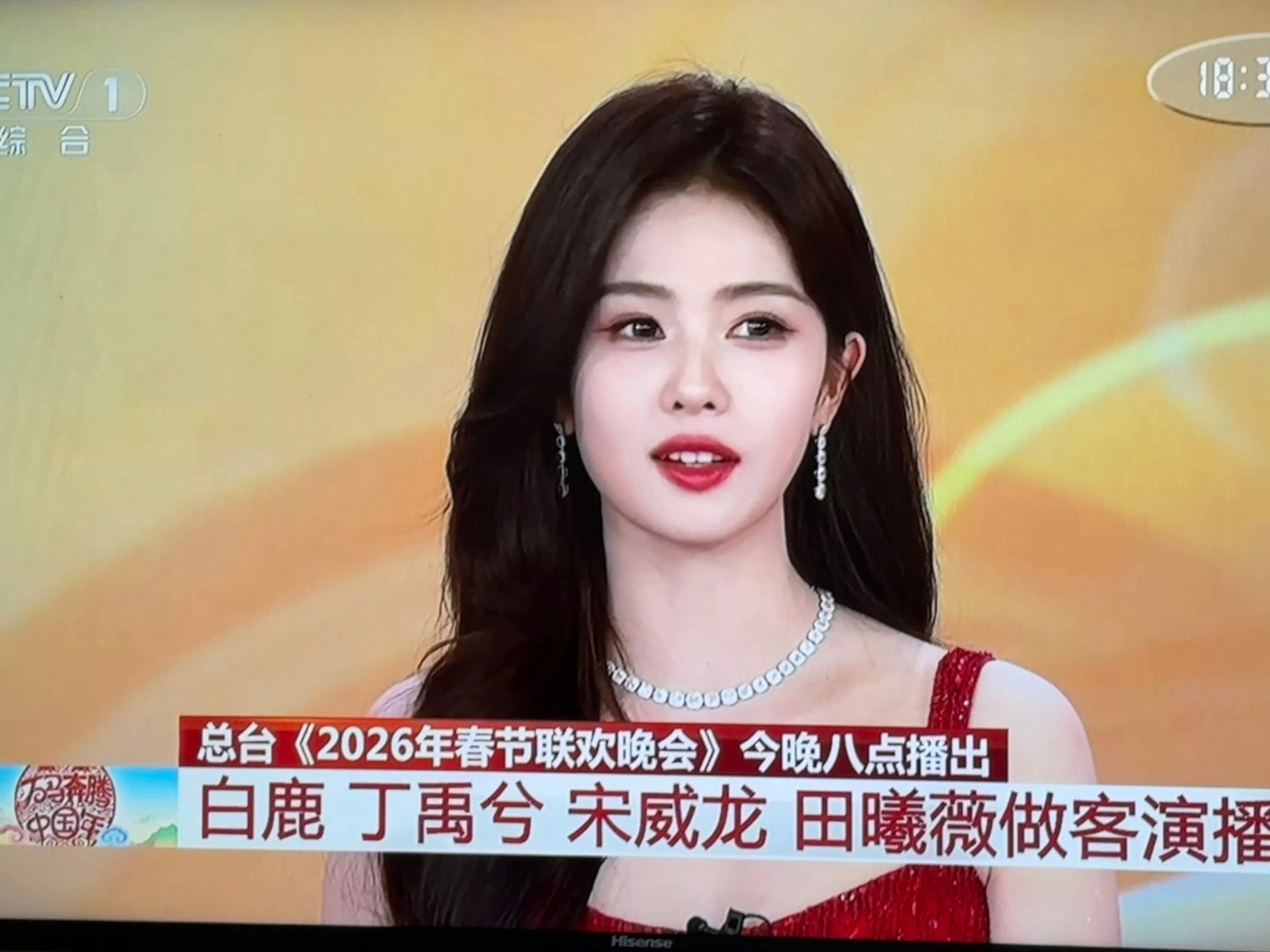 白鹿连续三年成为媒体好感艺人  在导演在同组演员在工作人员口中眼中她在工作中永远