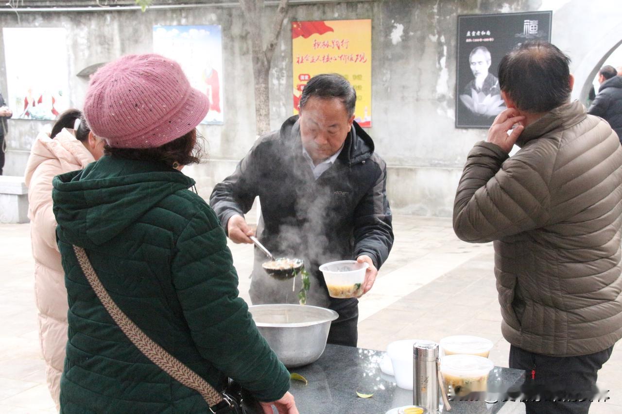 今天腊八节，安康双溪寺的人好多呀，早早的就在等着吃腊八粥了。

五口大锅一字排开