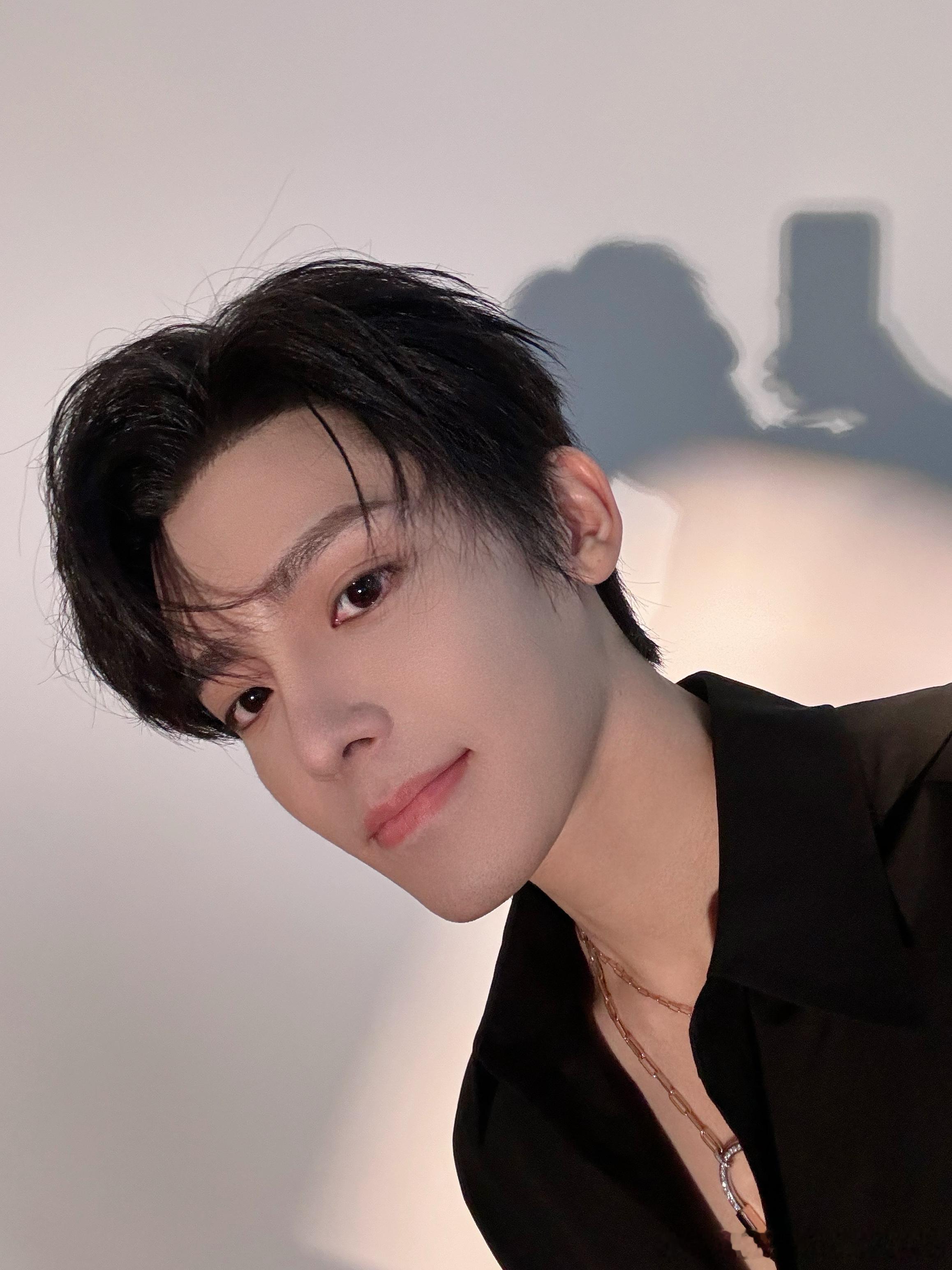 #侯明昊这张脸AI了##侯明昊把贴脸开大具象化了# 侯明昊那仿佛 AI 塑造的脸