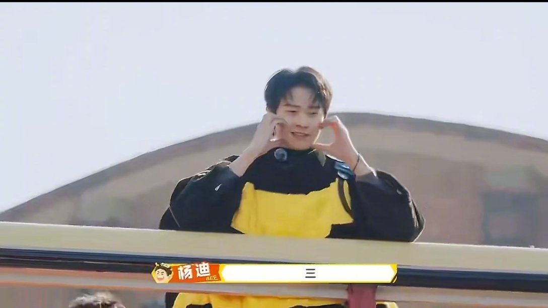 杨迪是魏大勋事业粉吧周五晚高疯迪哥主动cue大勋五连拍，还贴心让大家举手机记录！