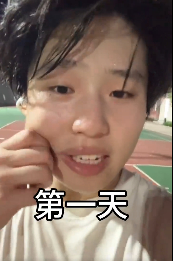 坚持跑步一个月后面部的变化说实话我觉得差别不是很大，而且这个角度没啥参考意义。不