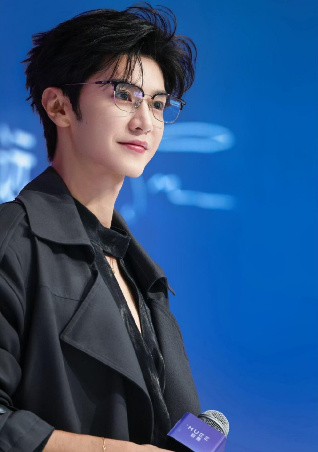 陈哲远戴半框眼镜好蛊这身黑色风衣造型真的太绝了！内搭的V领丝绒衬衫细节满分，半框