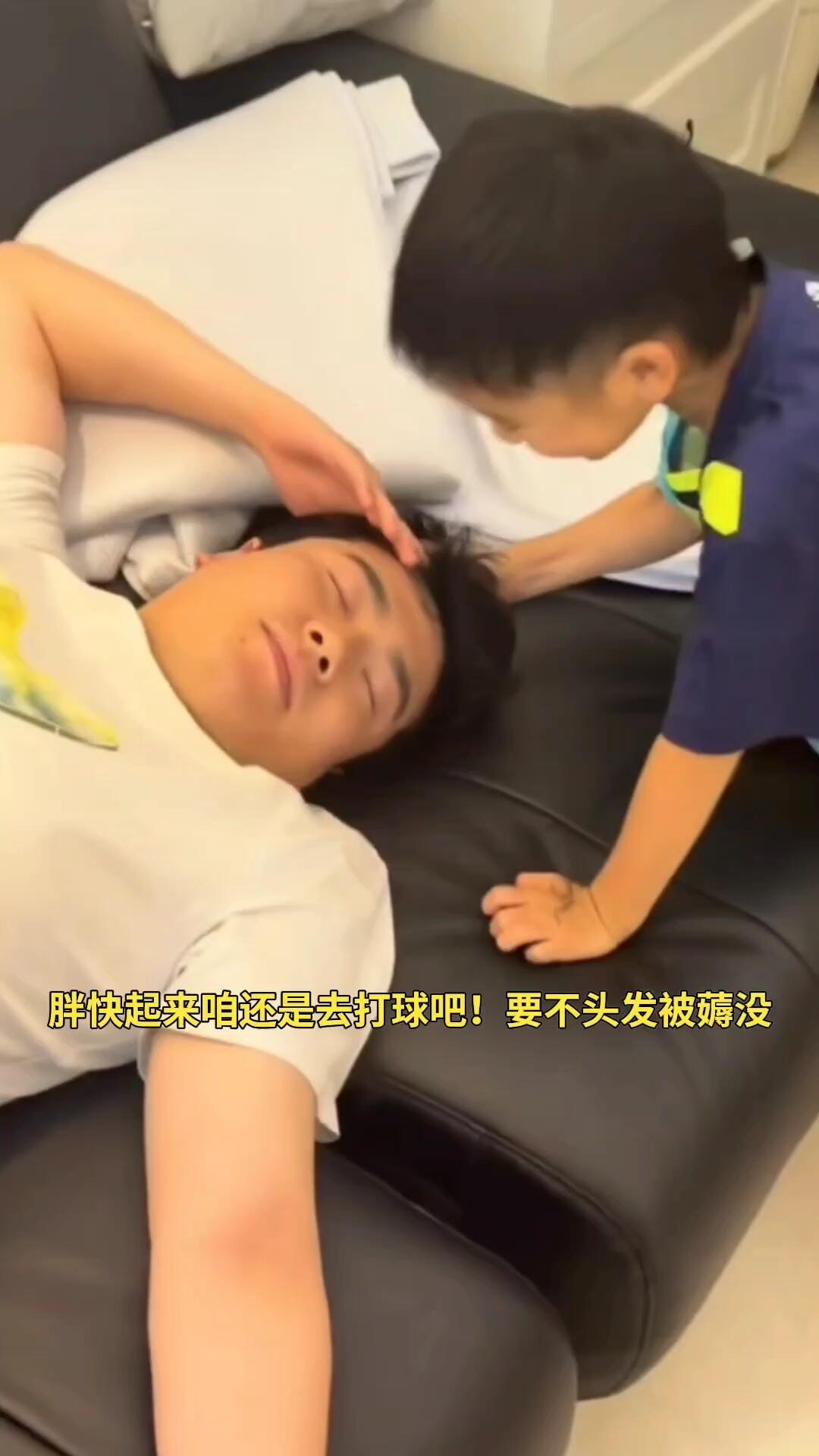 大胖快点起来打球，要不然头发都要被薅没了，孩子就是这样天真，希望大胖爸爸起来陪着