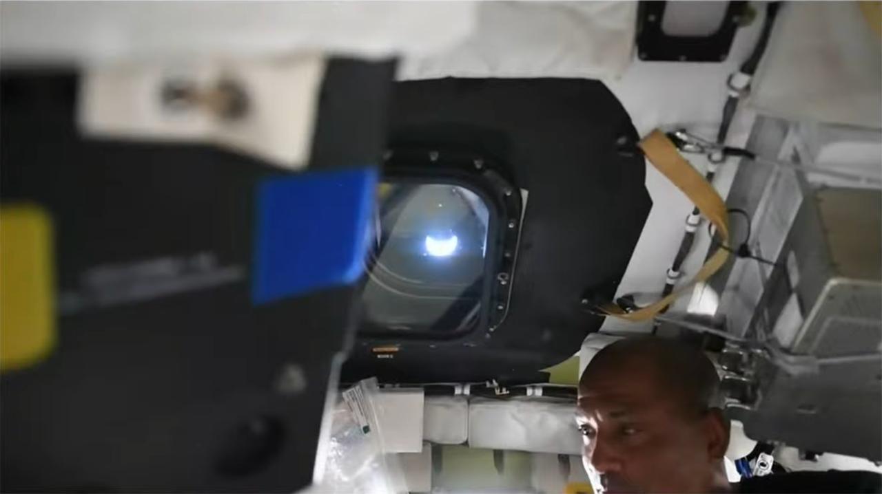 阿耳忒弥斯二号的宇航员们移动了摄像机，这样我们就能透过舷窗看到地球，还能看到尿液