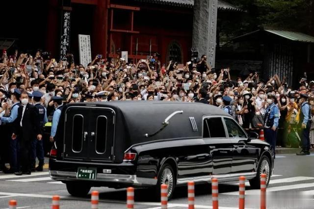 安倍生前天天反中，但他做梦都想不到，他的丧事居然是中国人给他办了，棺材是中国的，