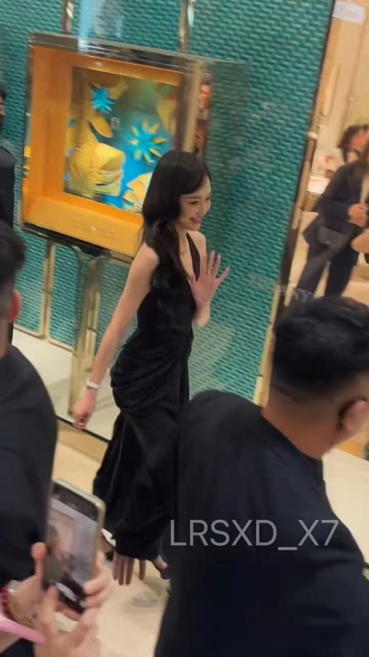 唐嫣黑色深v挂脖裙唐嫣大波浪黑裙 哇趣！！！唐嫣今天好美啊～ ​唐嫣[超话] ​