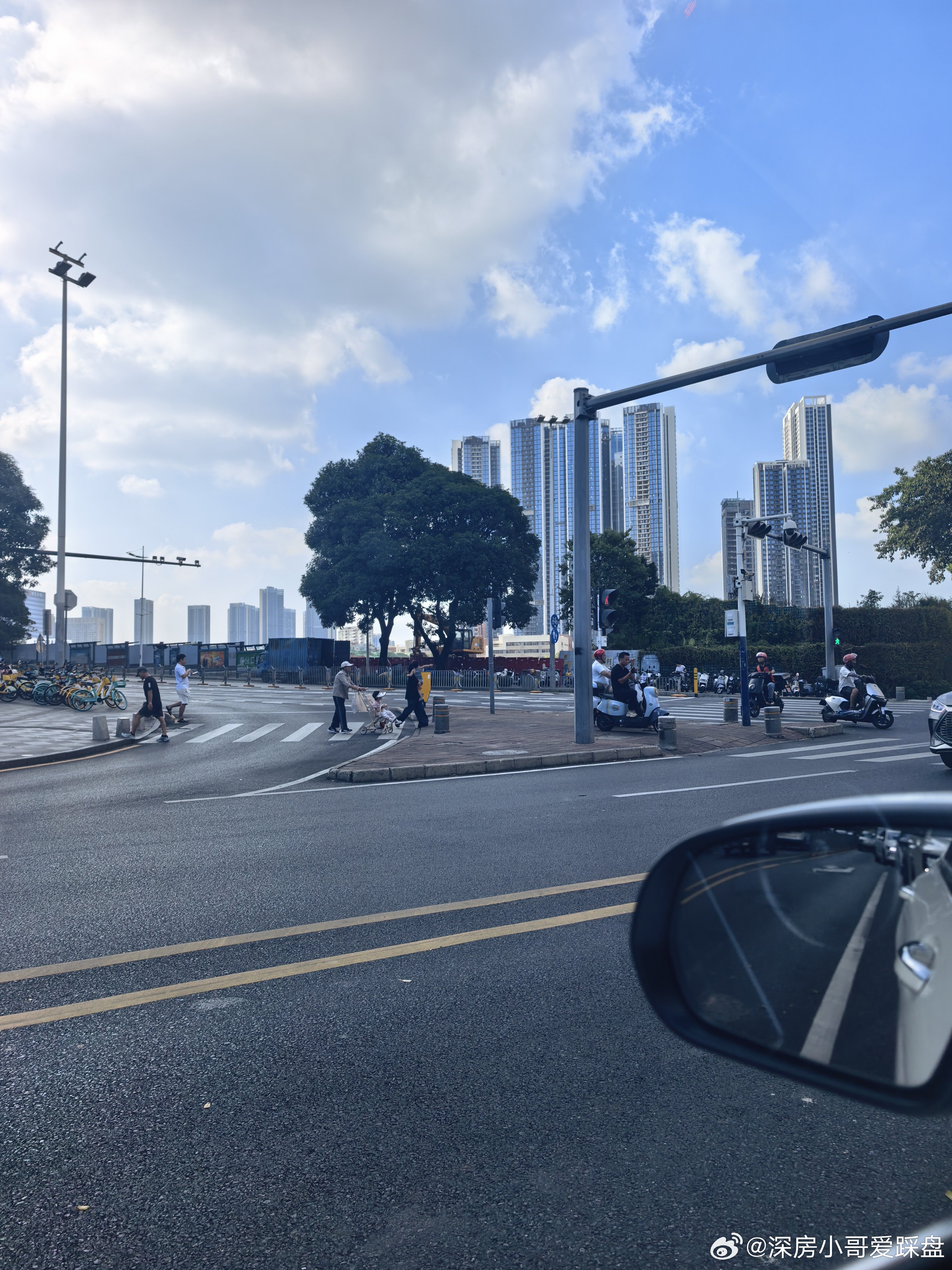 这一大片土地，本来可以马上建新房上市的，因为现房销售模式落地，未来两年估计都不会