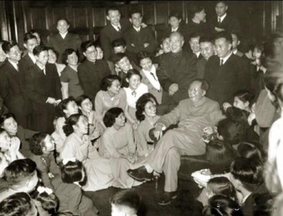 1957年11月，毛泽东主席访问苏联时与我国驻苏使馆工作人员在一起。就在看望使馆