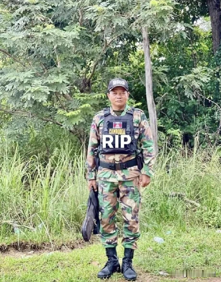 有消息显示，柬埔寨王家军“警卫司令部”副司令陈春中将在12月8日视察泰柬前线的过