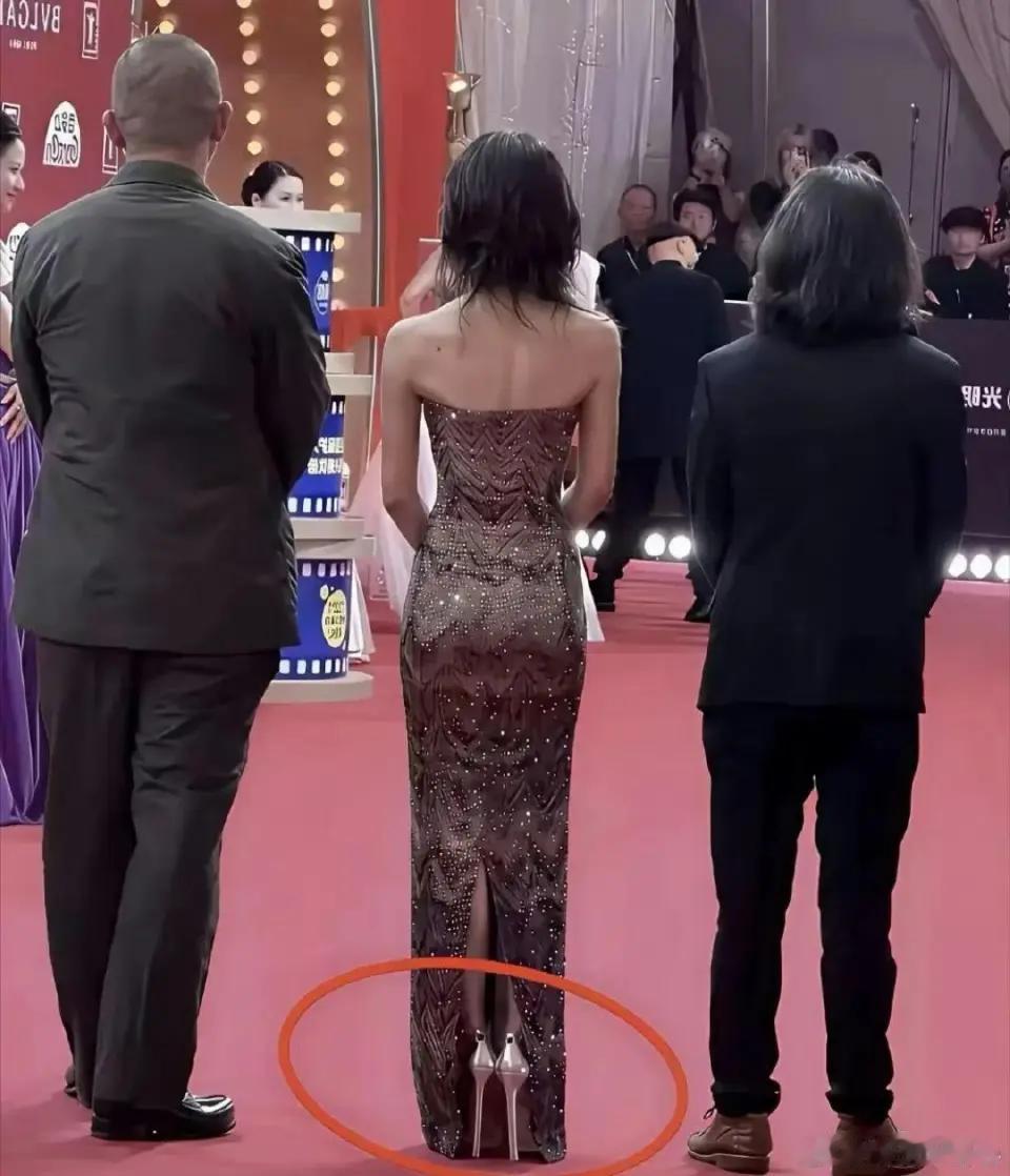 女明星真是人前风光，人后受罪。这细高跟鞋得有十多厘米吧，也亏她能走得了。