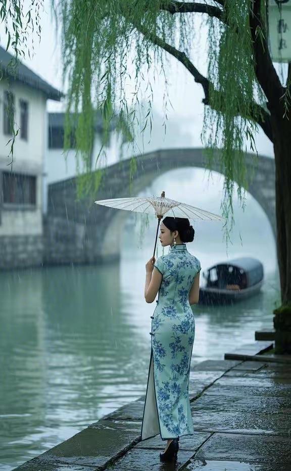 雨中漫步，撑伞漫步在江南水乡，感受古韵悠长。