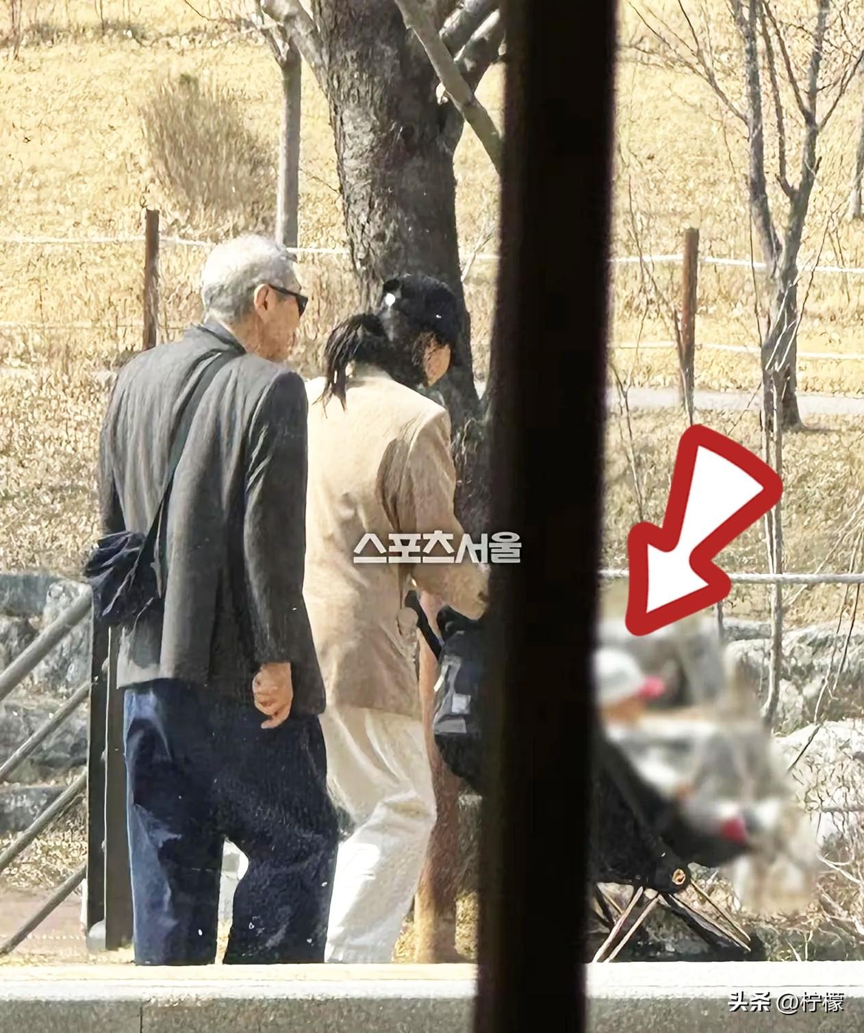 64岁，他推着婴儿车走在机场，车里是他和情人生的儿子。

身边的女人不是他法律上