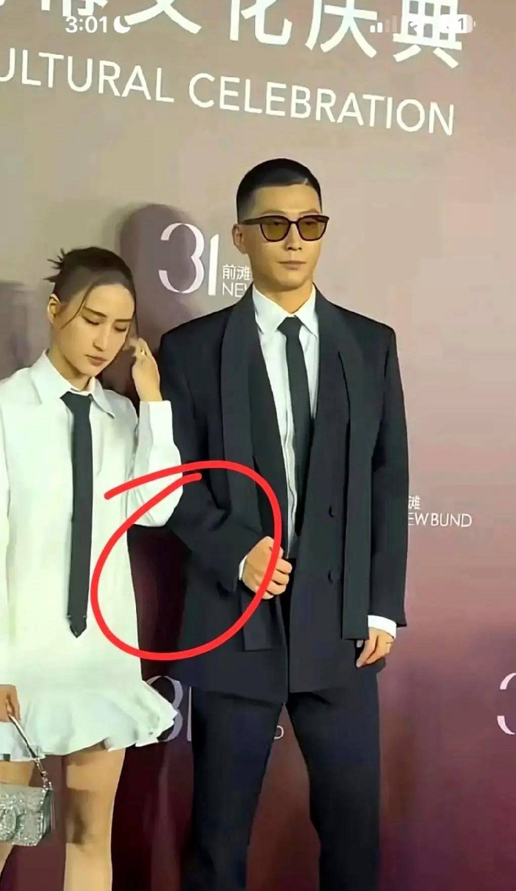 现在全世界最后悔的千万富豪就是窦骁了吧，花光了5000万身家办婚礼娶何超莲，结果
