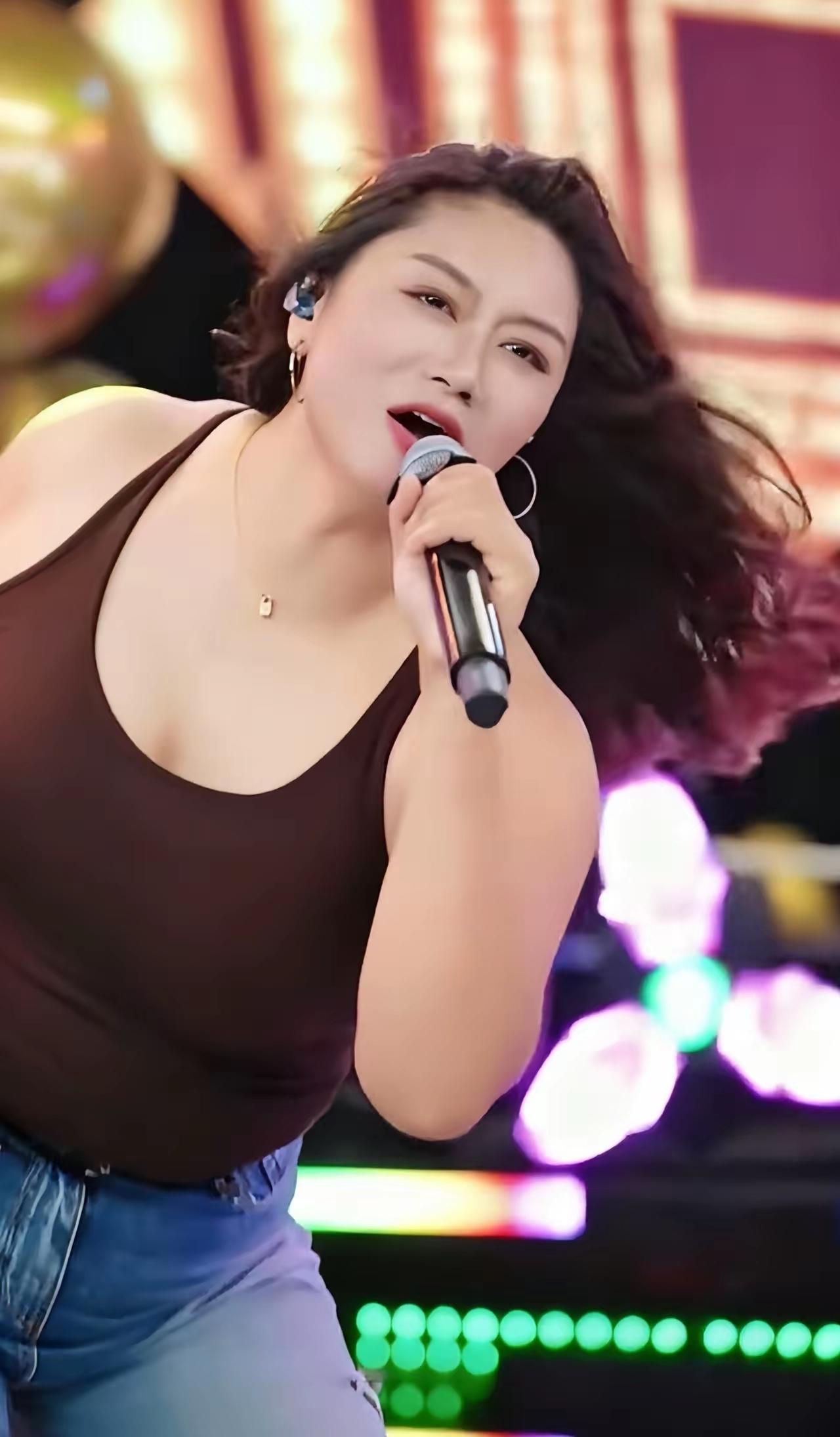 有认识这位美女的吗？这身材虽然丰腴但不失韵味，这体格虽大但不臃肿，这歌唱时的表情
