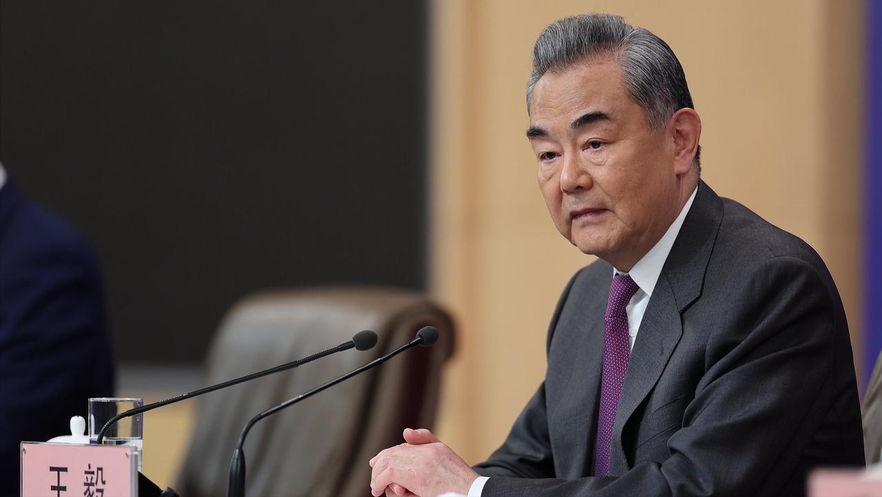 有时候，改变只在一个电话之间。2026年3月13日，荷兰新任外交大臣汤姆·贝伦森