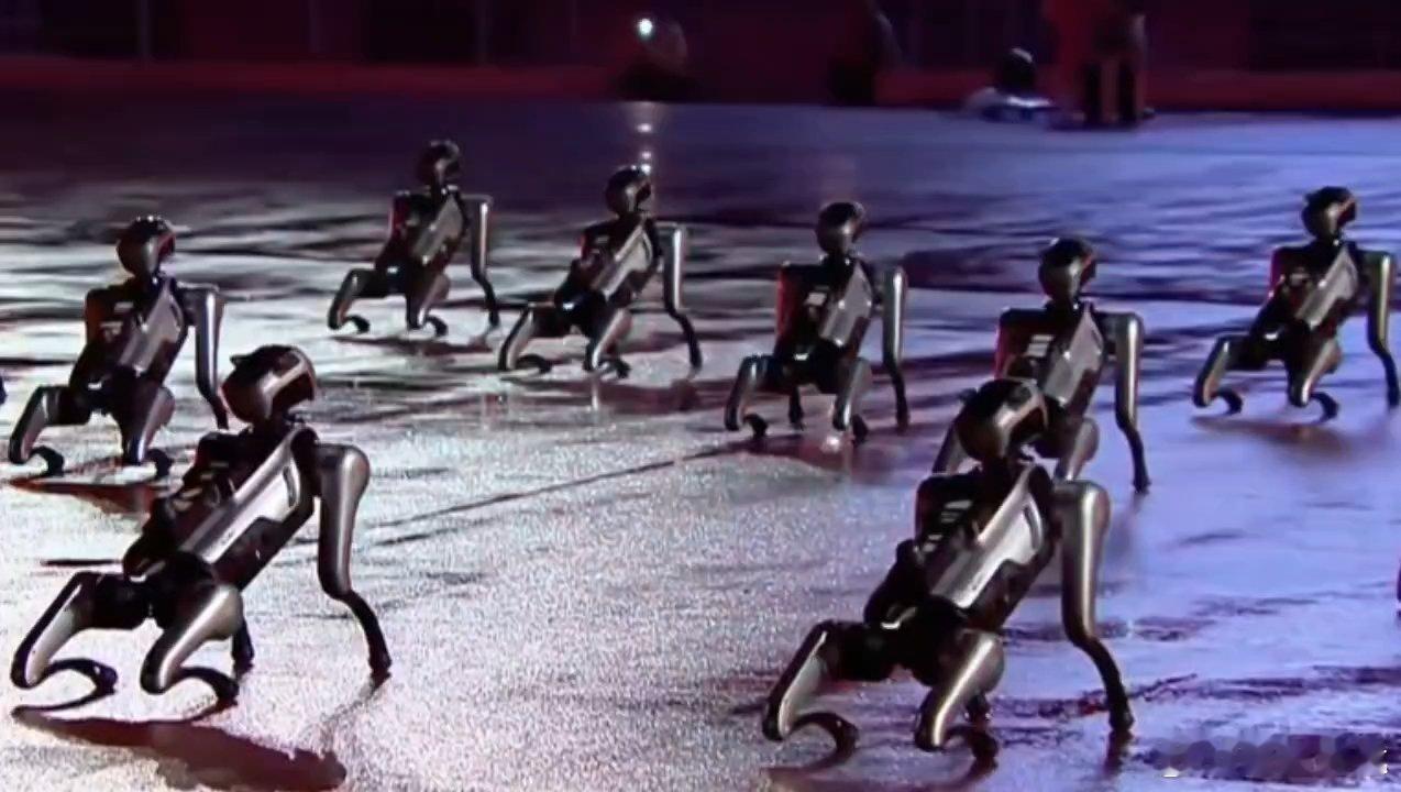 苏超绿茵场被江苏机器人编队强势承包 扎根江苏深耕科创领域，魔法原子交出亮眼答卷，