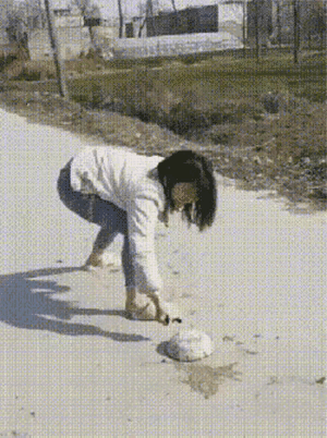 美女放个鞭炮，拱着屁股像鸵鸟似的干嘛呢？