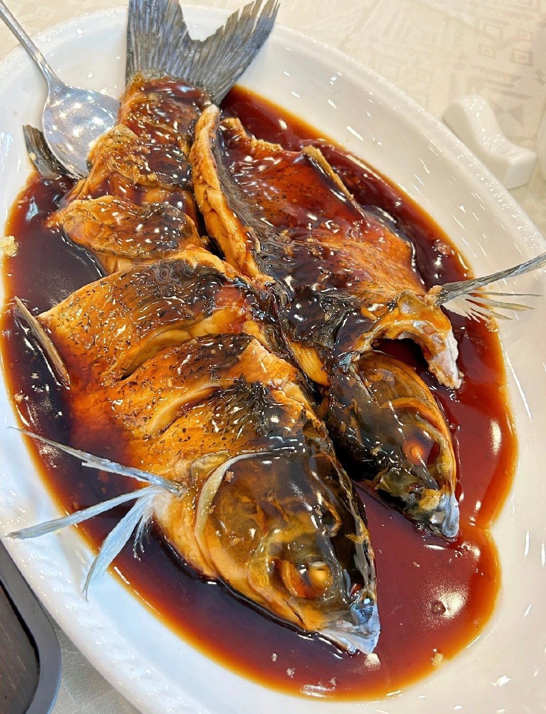 来杭州都得老实品尝西湖醋鱼酸中带甜、嫩而不腥，一口下去，是刻在杭州DNA里的老味