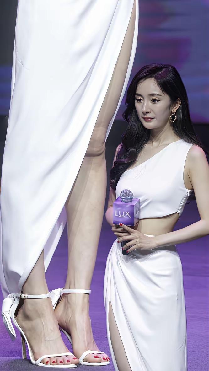 杨幂非常漂亮，五官秀美，身材绝佳，皮肤白晰，尤其是身穿一袭白裙，十分可人，像三十