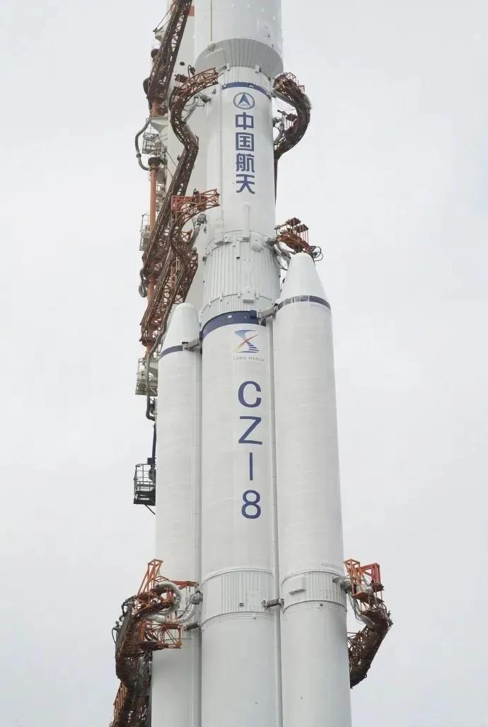 全球🌐第二枚地月中继卫星“鹊桥二号”已经就位，今天一早还是有保密雾衬托下“长征