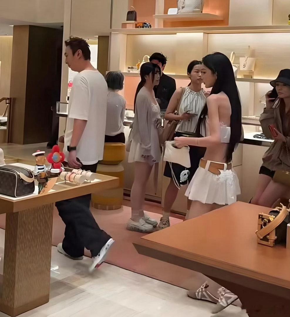 王撕葱和钟惠玲逛街被偶遇，懒懒已经成为过去式了？谈了这么些年，可惜啊！ 