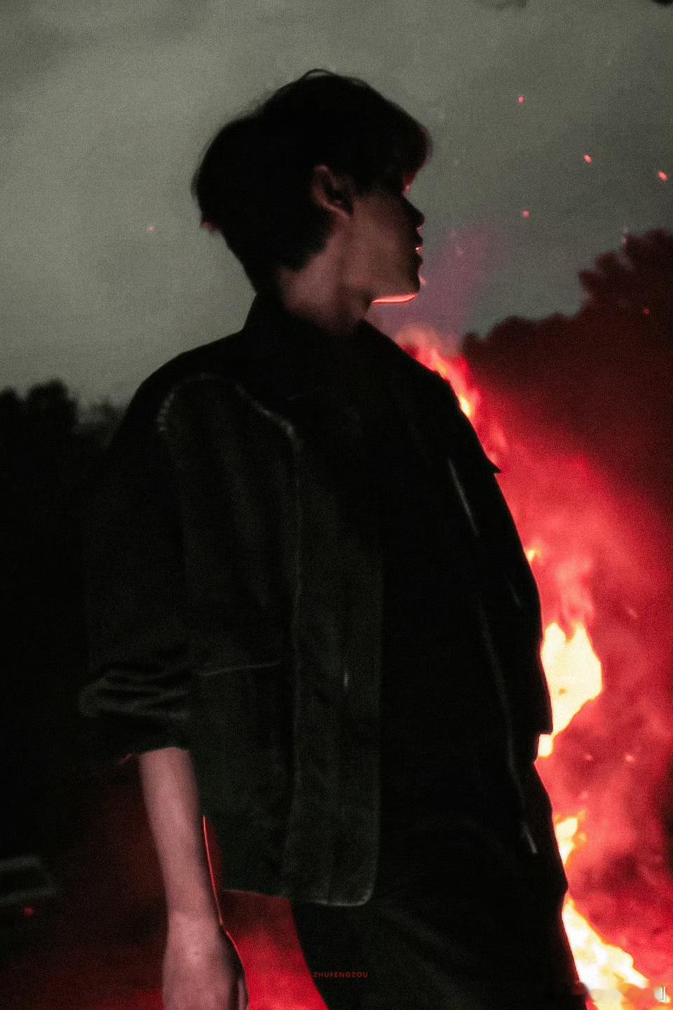 蓝调吞没旷野时，火堆揉碎晚风，田栩宁站在火光里，帅得自带暧昧滤镜。 