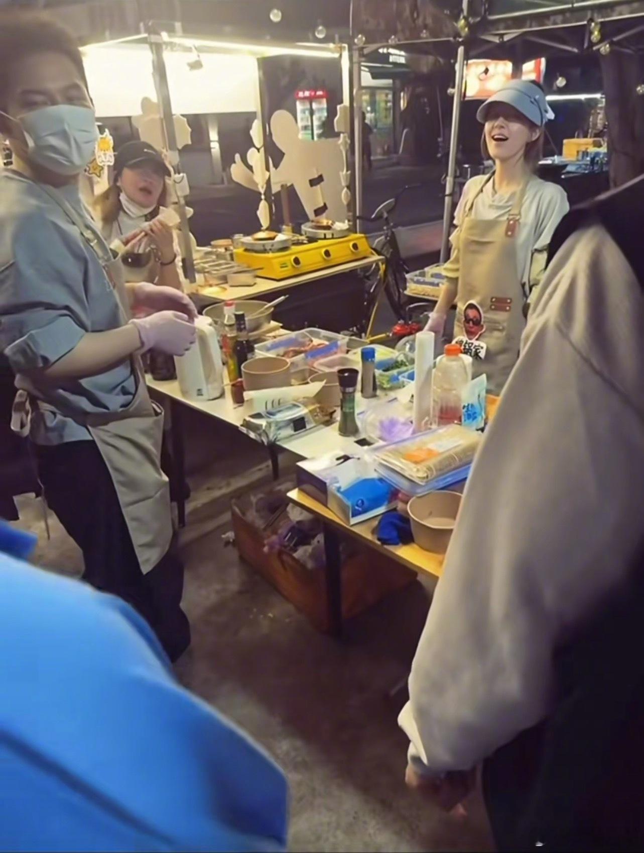 网友拍到赵露思在海南摆摊做烘焙蛋糕 