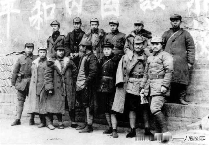 1937年3月，贺炳炎(前左2)与贺龙(前右1)、关向应(前左3)、王震(前左4