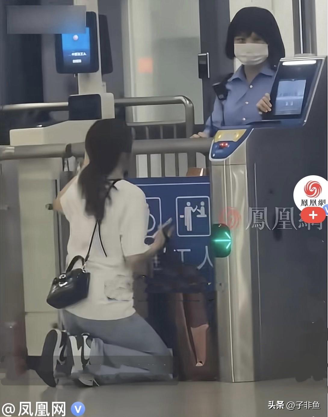 近日，广东广州东站，一名女子赶高铁乘车，列车仅剩4分钟就要开车了，检票闸机已经准