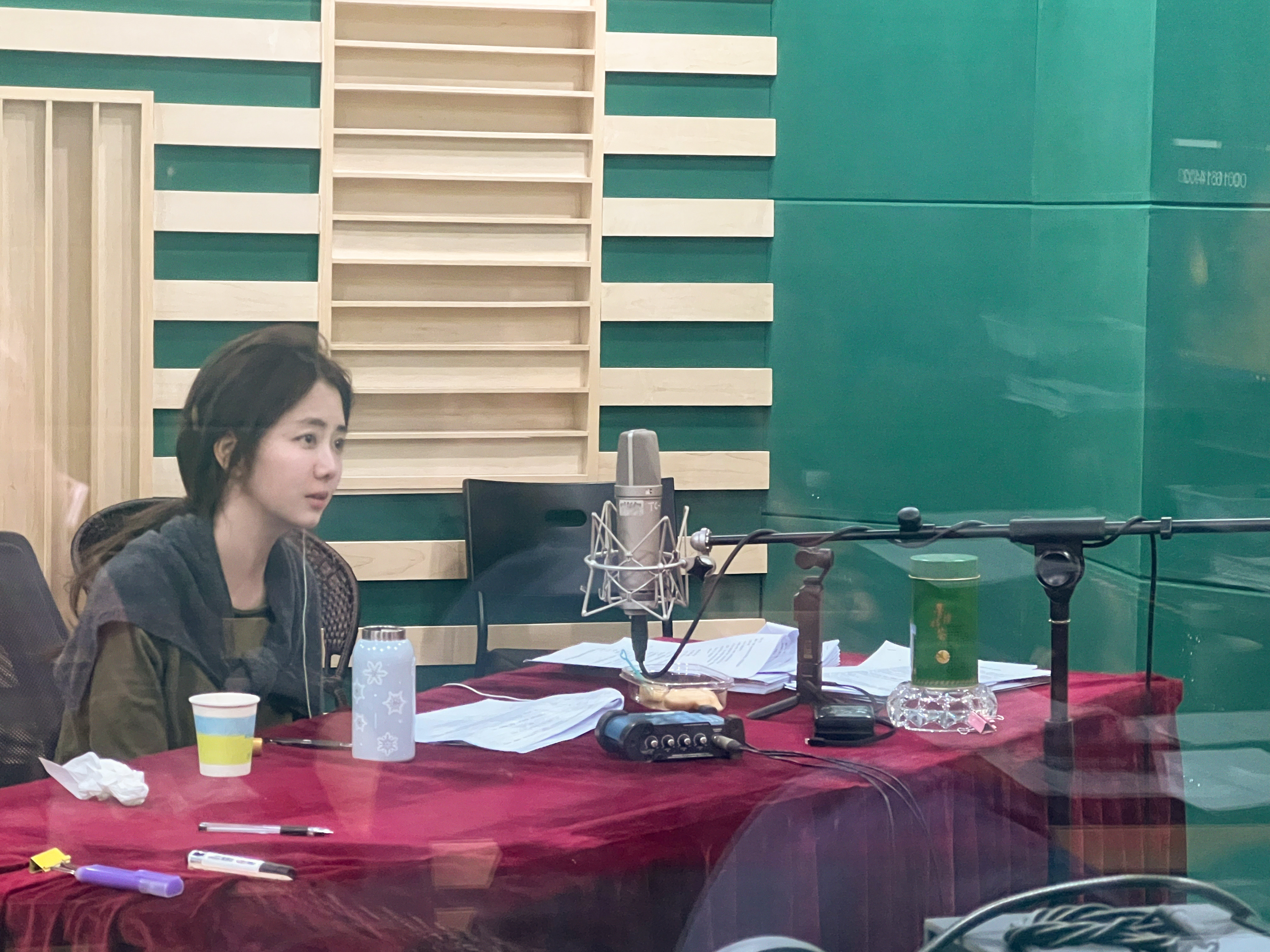 谭松韵 小贴寄来两小姐的工作明信片🎙️记录下两小姐的一些配音瞬间～ 