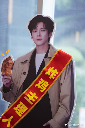 魏哲鸣扫楼追着酱板鸭梗跑你是迟来的欢喜 扫楼现场魏哲鸣边撒梗边打饭，酱板鸭梗瞬间