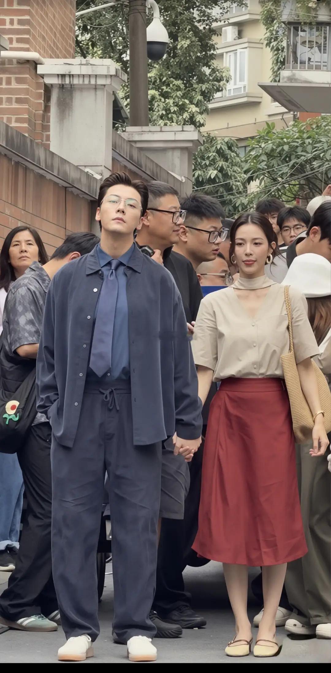 谁懂啊！陈伟霆钟楚曦新剧《爱情慢慢》路透鲨疯了！钟楚曦穿平底鞋都自带高挑气场，身