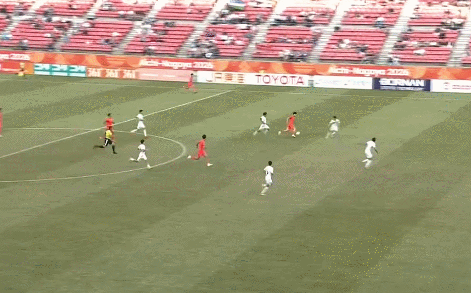 下半场开场不久王钰栋世界波破门，中国2-1领先乌兹别克斯坦！北京时间2026年1