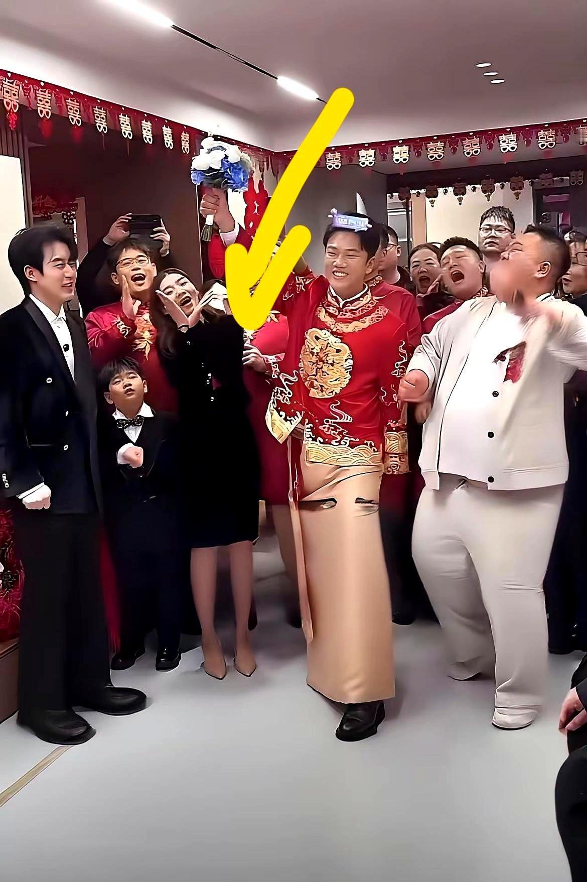 解清帅婚礼上，大嫂穿身黑衣服，站在红粉色喜宴里，网友吵翻了。
有人盯着屏幕直嘀